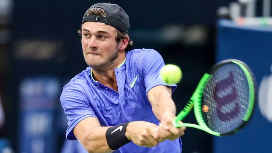 仅二十出头 仅二十出头